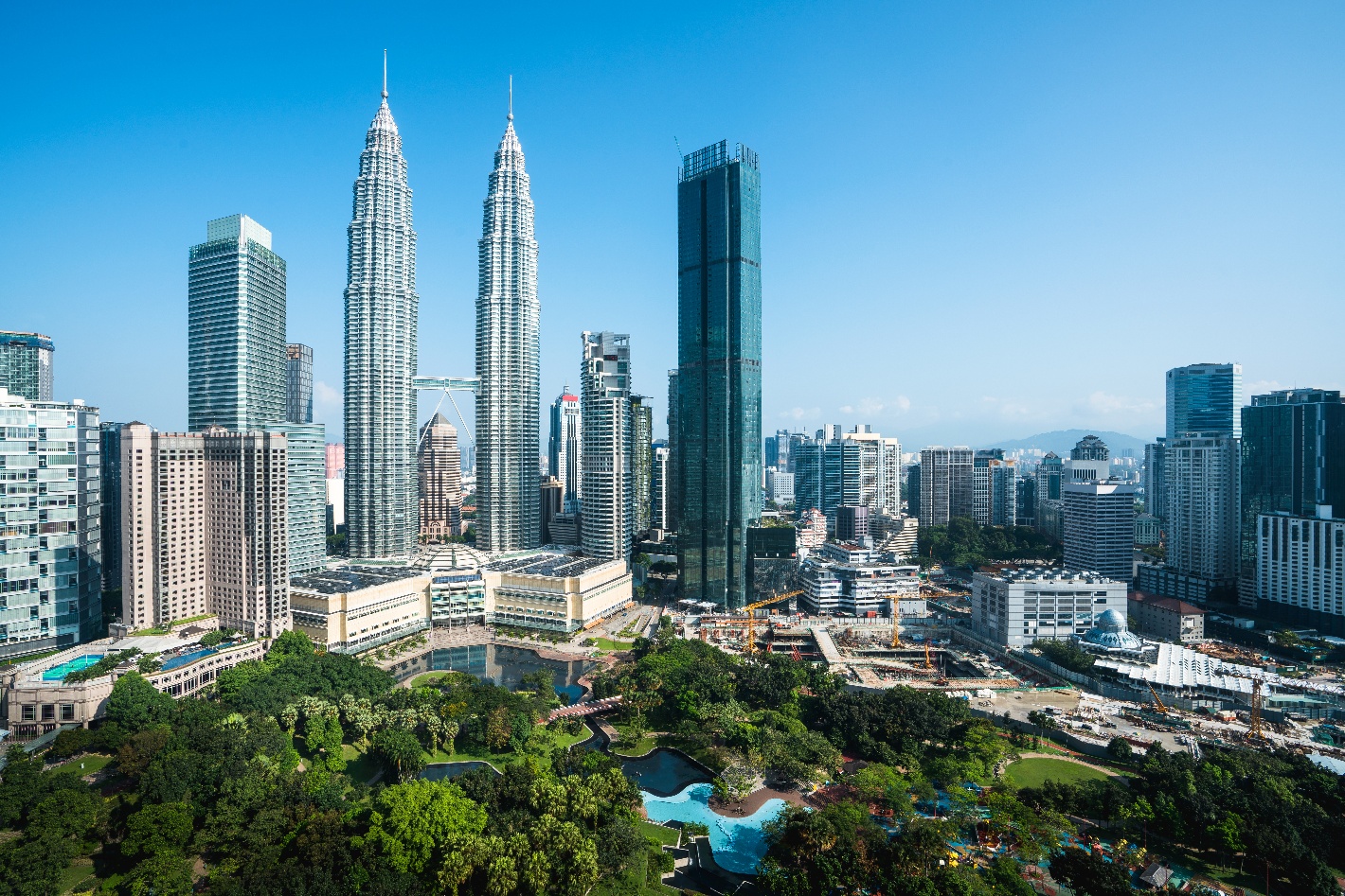 Kuala-Lumpur-Skyline-with-Petronas-Towers-1420px-wide
